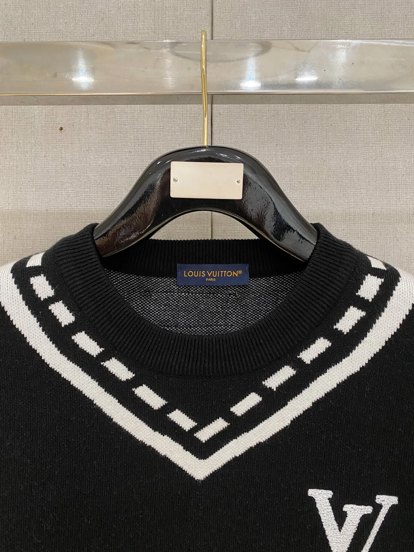 🅿️440 LV 2025ss autumn and winter new fashion casual V-neck sweater, high-end wool blend, comfortable and warm! Anti-pilling👍🏼Does not irritate the skin, can be worn close to the body, designed with luxurious classic elements! There is no overly complicated craftsmanship. It is about the integration of design and materials. Simple European style. A must-have for autumn and winter. Counter size: M-3XL